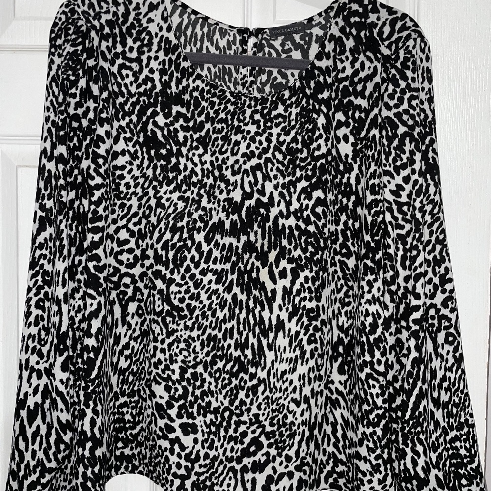 ❤️2 for $18❤️ VINCE CAMUTO LEOPARD BLOUSE